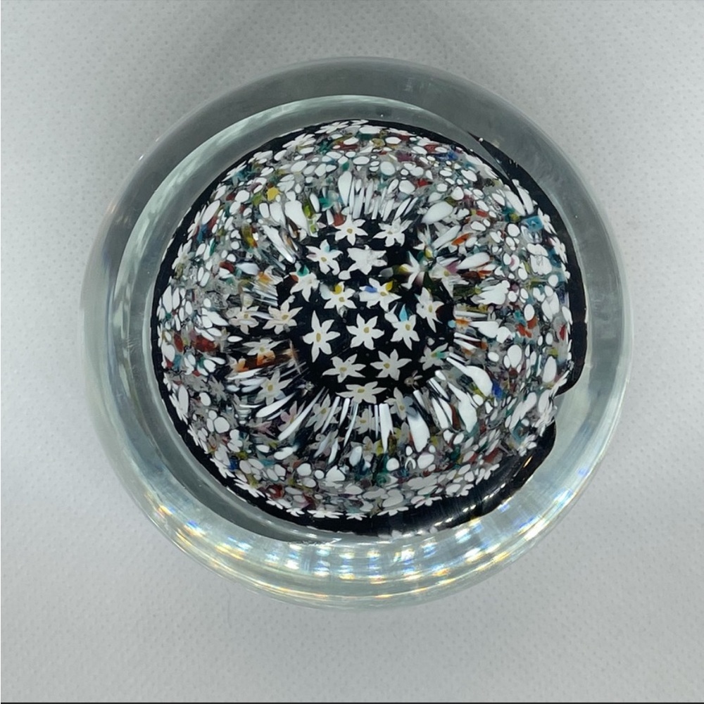 VINTAGE GLASS PAPERWEIGHT W/FLOATING DAISIES - Picture 7 of 12